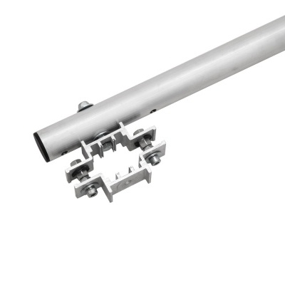 Tubo metálico prateado com peça de fixação e parafusos