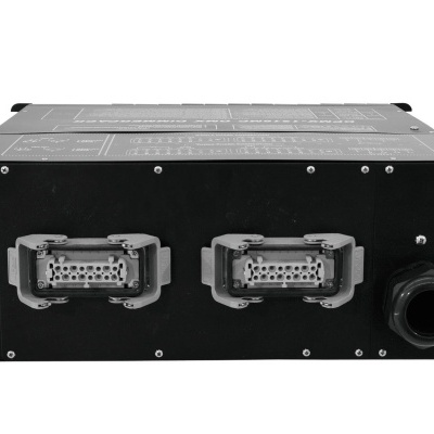 Dispositivo eletrónico preto com conectores tipo D-sub e ligação circular