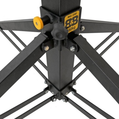 Estrutura metálica preta com etiqueta de carga máxima