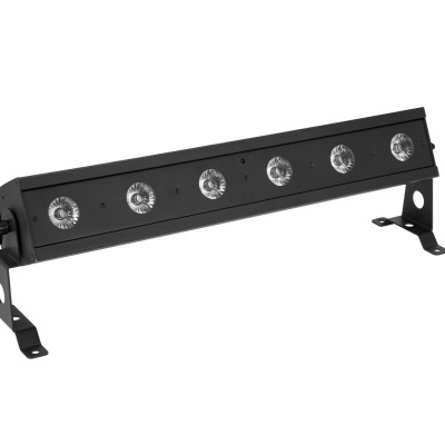 Refletor LED preto com seis lâmpadas em linha e suporte metálico