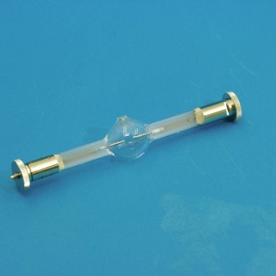 Lâmpada halogénea tubular com extremos metálicos dourados sobre fundo azul