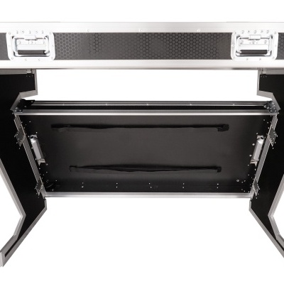 Mesa preta com estrutura metálica prateada, tampo retangular, pernas em V invertido