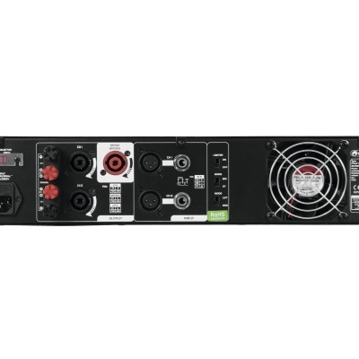 Amplificador de áudio preto com conectores e etiquetas visíveis