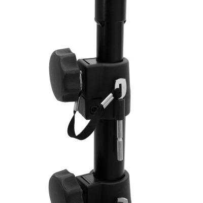 Peça preta de metal com manípulas de aperto e parafuso