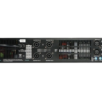 Amplificador de áudio preto com várias conexões e ventilação