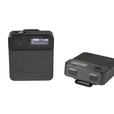 Dois dispositivos eletrónicos pretos quadrados com ecrã digital em fundo branco