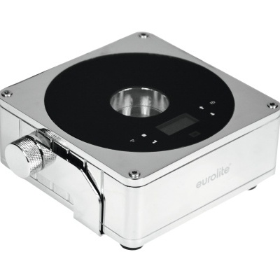 Aparelho elétrico quadrado com painel preto e botão metálico