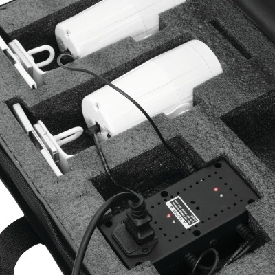 Dispositivos eletrónicos brancos em estojo de espuma preta com painel preto e cabos conectados