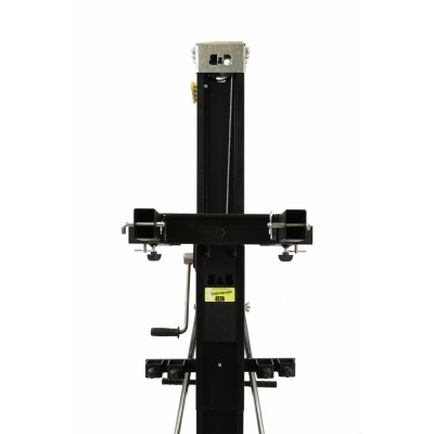 Suporte vertical preto com mecanismo ajustável e manivela em fundo branco