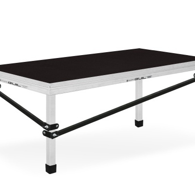 Mesa retangular preta com estrutura metálica prateada e reforço diagonal preto