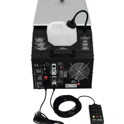 Máquina de fumos preta com depósito branco e controlo remoto