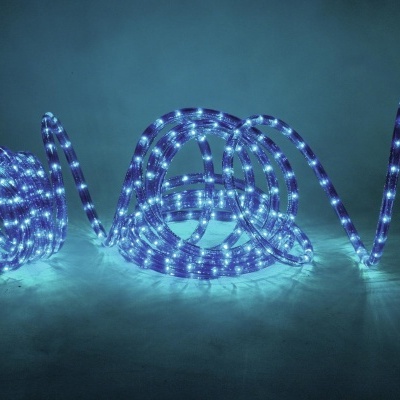 Cordão de luzes led azuis em mola sobre superfície cinza-azulada