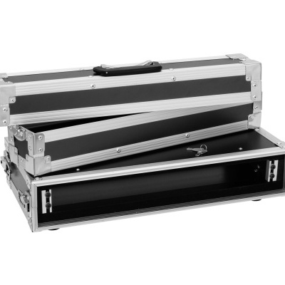 Mala rígida preta e prata com tampa aberta para transporte