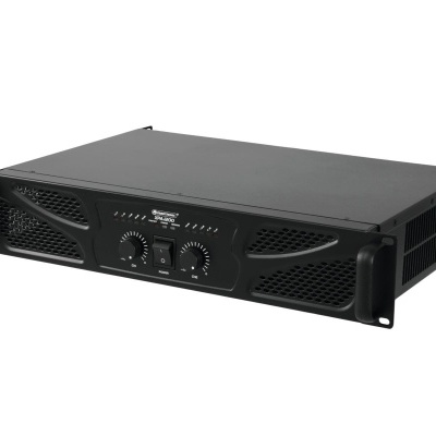 Amplificador de áudio preto com botões rotativos no painel frontal