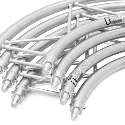 Arcos e hastes metálicas prateadas com etiquetas e símbolo 'U'