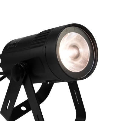 Projetor de luz LED preto com lente circular, montado em suporte metálico