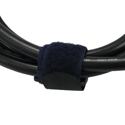 Cabo preto enrolado com fita de velcro azul escuro