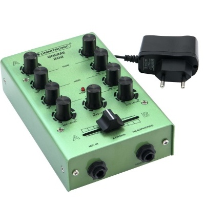 Misturador de áudio verde com botões pretos e transformador