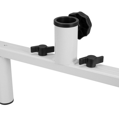 Estrutura metálica branca com presilhas e botão de regulagem pretos.