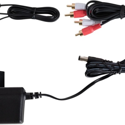 Cabos RCA coloridos e transformador preto sobre fundo branco