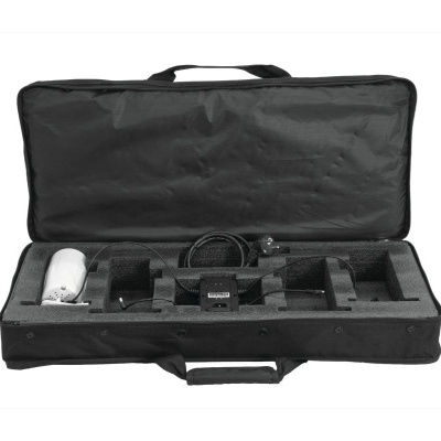 Mala preta aberta com dispositivo eléctrico e cabos no interior acolchoado