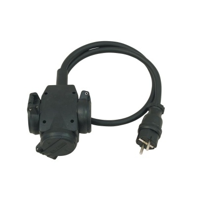 Extensão elétrica preta com três tomadas e ficha.