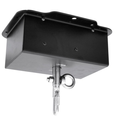 Caixa metálica preta com gancho prateado sobre fundo branco