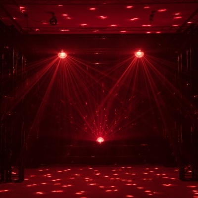 Efeitos de luz vermelha em sala escura