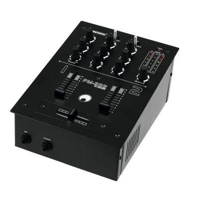 Mesa de mistura DJ preta com botões, faders e indicadores LED