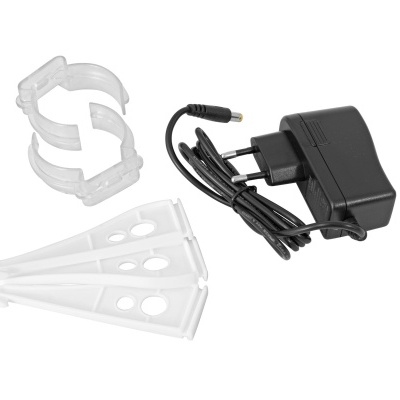 Fonte de alimentação preta com cabo, suportes triangulares brancos e presilhas de plástico branco