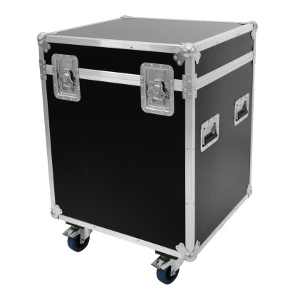 Caixa de transporte preta com estrutura e cantos metálicos em fundo branco