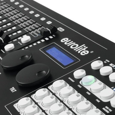 Mesa de mistura Eurolite preta com botões brancos e ecrã azul