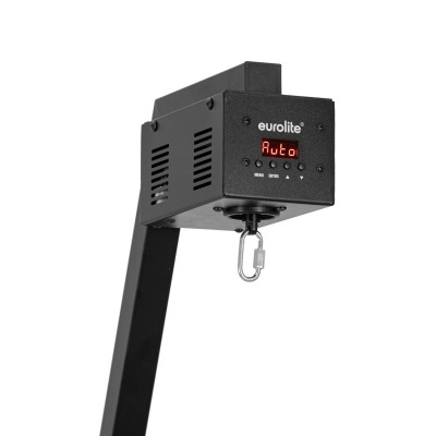 Equipamento de iluminação preto com gancho e tela digital 'Auto'.