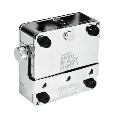 Equipamento metálico prateado com botões pretos e texto 'eurolite AKKU IP FLAT LIGHT 1'
