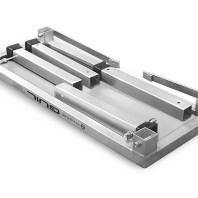 Estrutura metálica retangular com barras e encaixes pretos sobre fundo branco