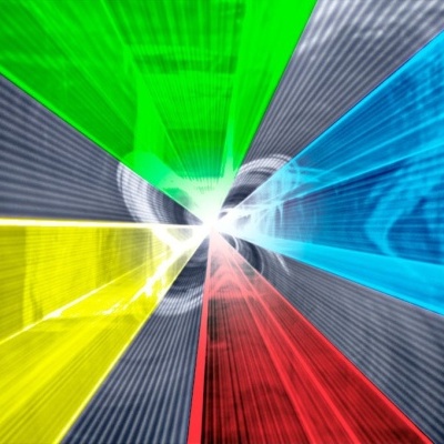 Faixas coloridas diagonais verdes, azuis, amarelas e vermelhas com luz brilhante central e fundo riscado cinza