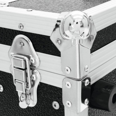 Mala preta rígida com cantos metálicos cromados e fecho prateado