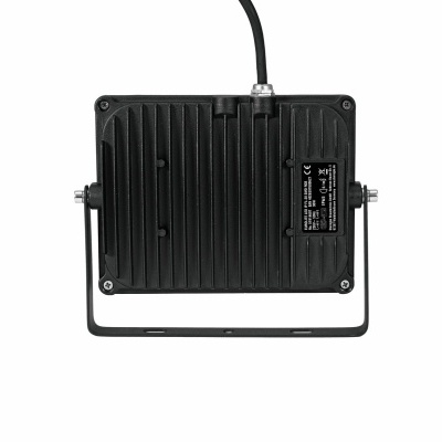 Projetor LED preto com suporte metálico ajustável e cabo na parte superior