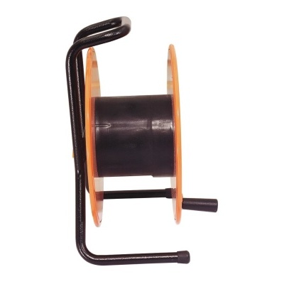 Carretel de arame preto em suporte laranja e metal preto