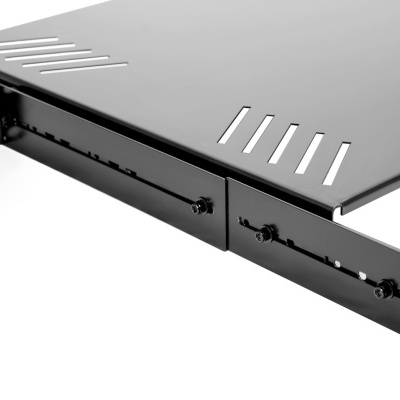 Prateleira metálica preta para rack com parafusos e suportes laterais