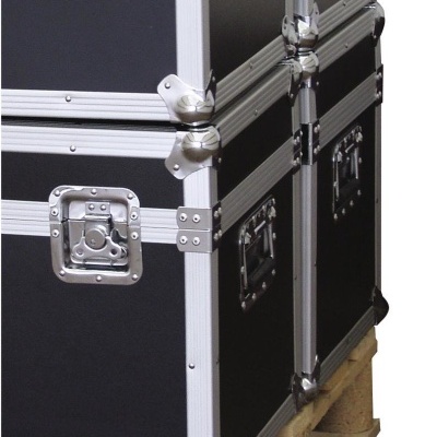 Caixas de transporte rígidas pretas com armação metálica sobre palete de madeira