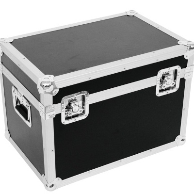 Caixa de transporte preta e prateada com fechaduras e pega metálicas