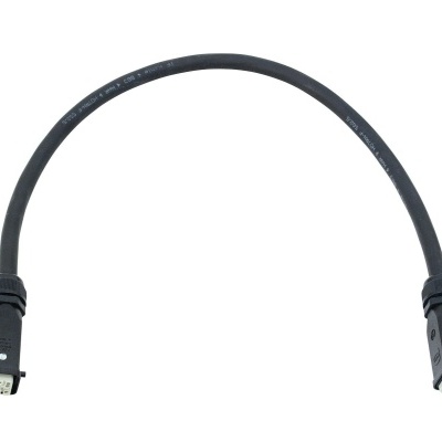 Cabo preto com conectores de 4 pinos em fundo branco