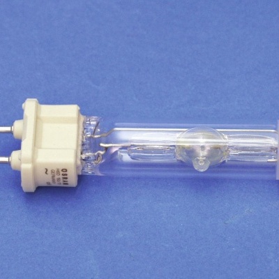 Lâmpada halogénea de vidro com base branca e dois pinos sobre superfície azul