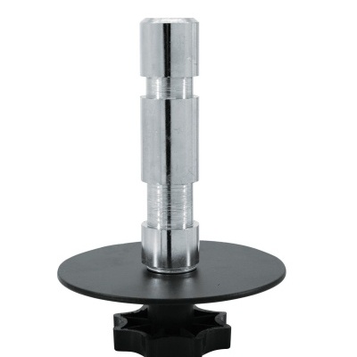 Peça metálica cilíndrica prateada com base redonda preta e detalhe em estrela preto.