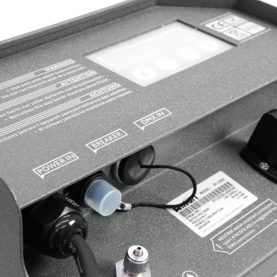 Caixa de controlo elétrica preta com etiquetas e cabos conectados