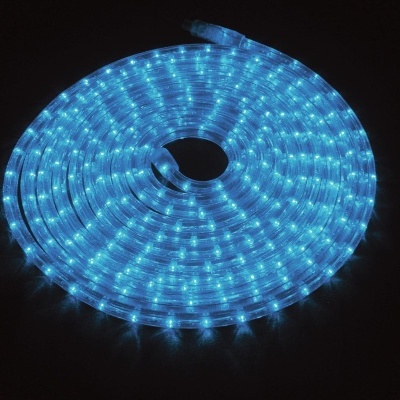 Cabo LED enrolado com luzes azuis em fundo escuro