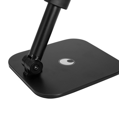 Base de suporte preta com braço ajustável e logo circular na base