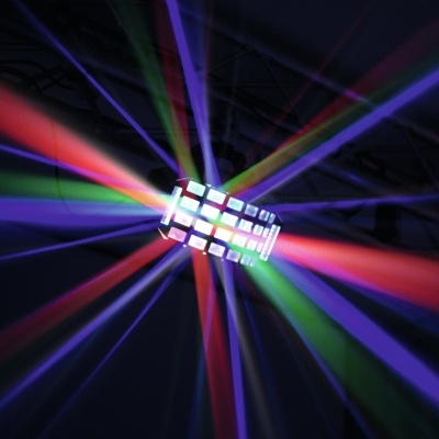 luz decorativa colorida emitindo feixes de luz em várias cores