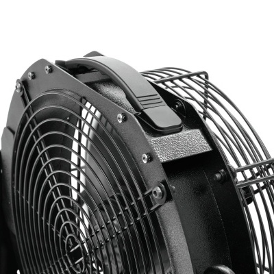 Ventoinha preta com estrutura metálica e alça com texto 'ADJUST'